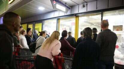 תורים ארוכים ועימותים בכניסה לסופר בבית שמש, בשל ההגבלה על כמות אנשים. | יהונתן ולצר/TPS תורים ארוכים ועימותים בכניסה לסופר בבית שמש, בשל ההגבלה על כמות אנשים. | יהונתן ולצר/TPS