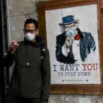 פוסטר שמורה על הישארות בבית בברצלונה. | AFP