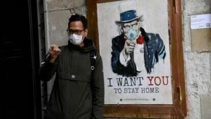 פוסטר שמורה על הישארות בבית בברצלונה. | AFP