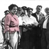 בן גוריון ואלתרמן במרכז התמונה. | באדיבות מרכז קיפ לחקר הספרות והתרבות העברית, אוניברסיטת תל אביב