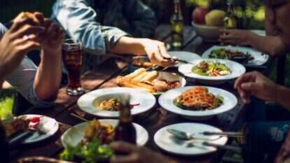 השעה החמישית היא שעת מאכל כל אדם. | שאטרסטוק השעה החמישית היא שעת מאכל כל אדם. | שאטרסטוק