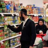 הציבור מתמקד בקניית מוצרי מזון בסיסיים. | AFP הציבור מתמקד בקניית מוצרי מזון בסיסיים. | AFP