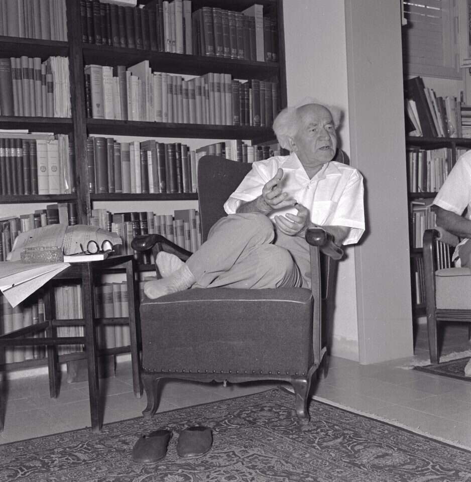 בן גוריון בסלון. | פאול גולדמן, אוסף גולדמן, מוזיאון ארץ-ישראל, תל אביב