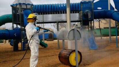 חיטוי גינת משחקים במודיעין. | AFP