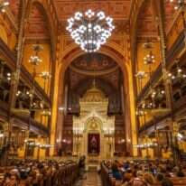 "אבל אם נכנס גוי לביתו של ישראל ועבודה זרה שלו בידו, לא שמענו שיהא חייב ישראל בעל הבית להוציאו". בית הכנסת הגדול בבודפשט. | שאטרסטוק