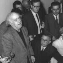 התקדשות לאדמת ארץ ישראל. אברהם שלונסקי בקבלת הפנים לז'אן פול סארטר וסימון דה בובואר בביקורם בארץ, 1967. | קלוגר זולטן, לע"מ