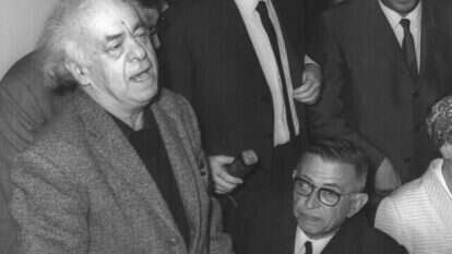 התקדשות לאדמת ארץ ישראל. אברהם שלונסקי בקבלת הפנים לז'אן פול סארטר וסימון דה בובואר בביקורם בארץ, 1967. | קלוגר זולטן, לע"מ