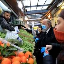 קניות לשבת בשוק מחנה יהודה. | AFP