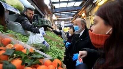 קניות לשבת בשוק מחנה יהודה. | AFP