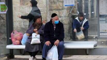 עוברי אורח בירושלים ממוגנים נגד הקורונה. | AFP