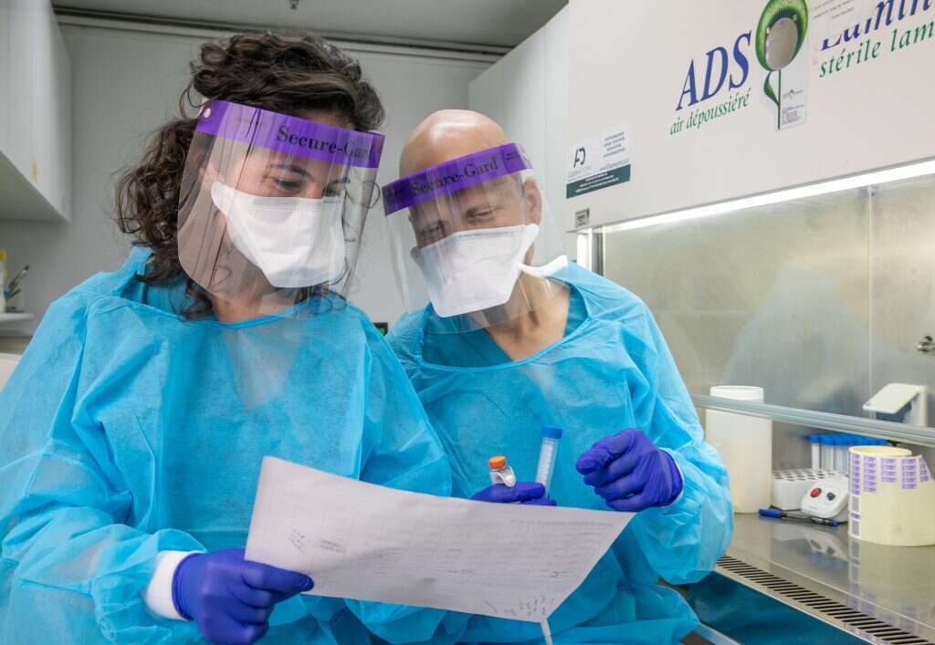 ד"ר גפן (מימין) וד"ר שוורצוורט־ כהן בעבודתם במעבדה. | יוסי אלוני