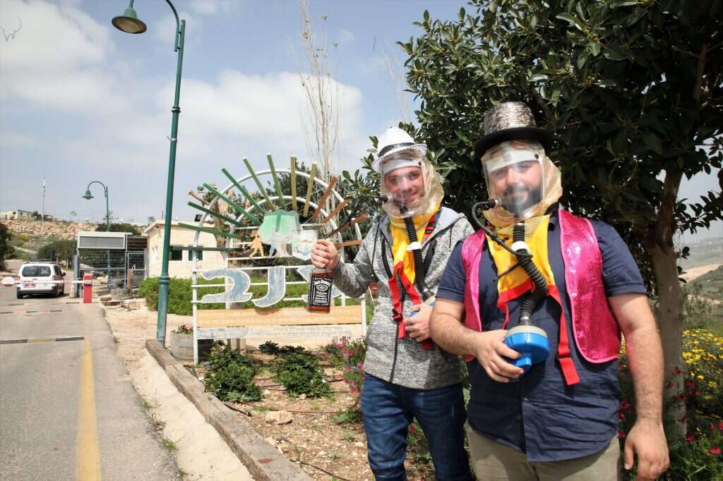 אלפי הישראלים שהיו בקרבה לגלאט התבקשו להיכנס לבידוד ביתי. הכניסה ליישוב עינב. | מרים צחי