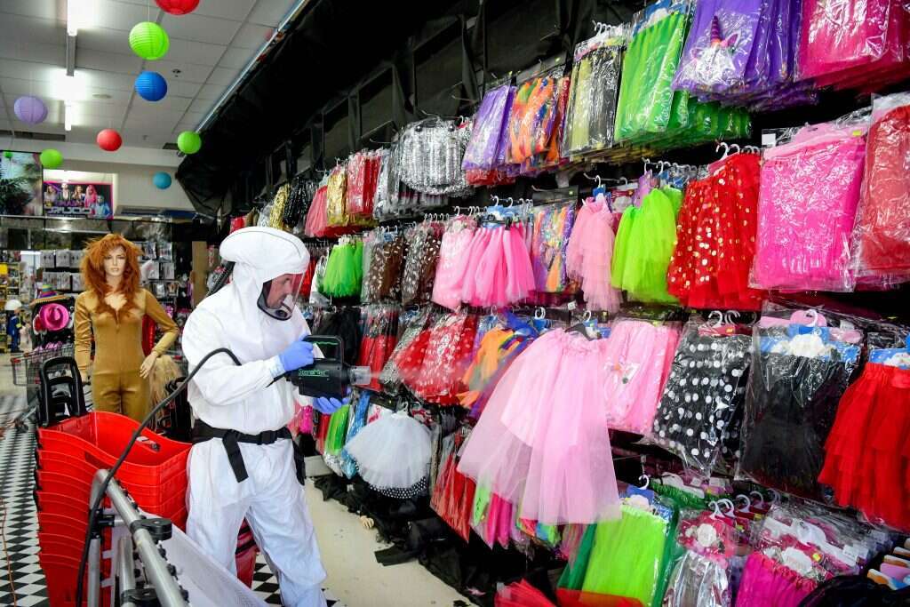 עד היום הזה נמצאים מעגלים שלישיים ורביעיים וכן הלאה של ההדבקה בחנות הצעצועים. "הפיראט האדום" באור־יהודה. | פלאש 90