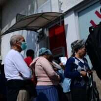 תור לכספומט בתל־אביב. | תומר נויברג, פלאש 90