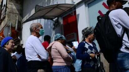 תור לכספומט בתל־אביב. | תומר נויברג, פלאש 90