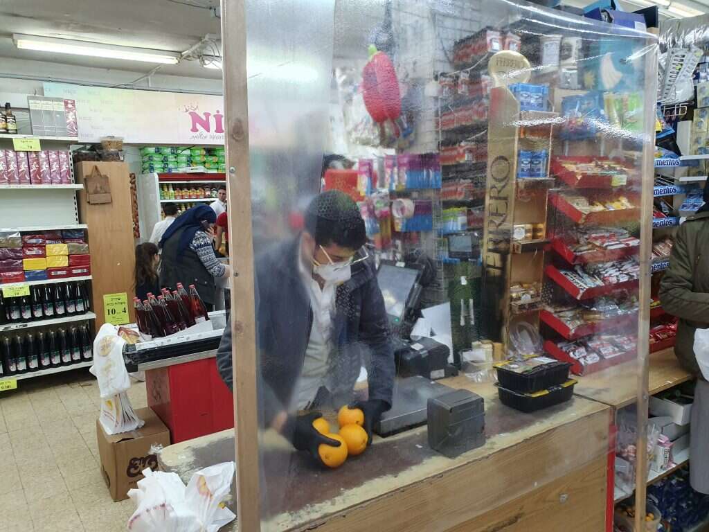 קופות ממוגנות במרכול המקומי. | רחלי מלק־בודה