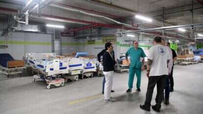 בית חולים חירום המוקם בשיבא, בהכנה לשיאי ההתפרצות. | יוסי זליגר בית חולים חירום המוקם בשיבא, בהכנה לשיאי ההתפרצות. | יוסי זליגר