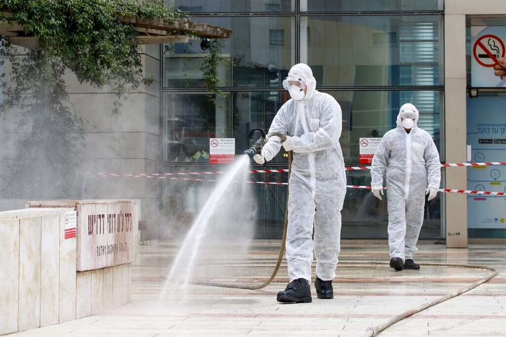 חיטוי רחוב בתל-אביב, אתמול. | AFP