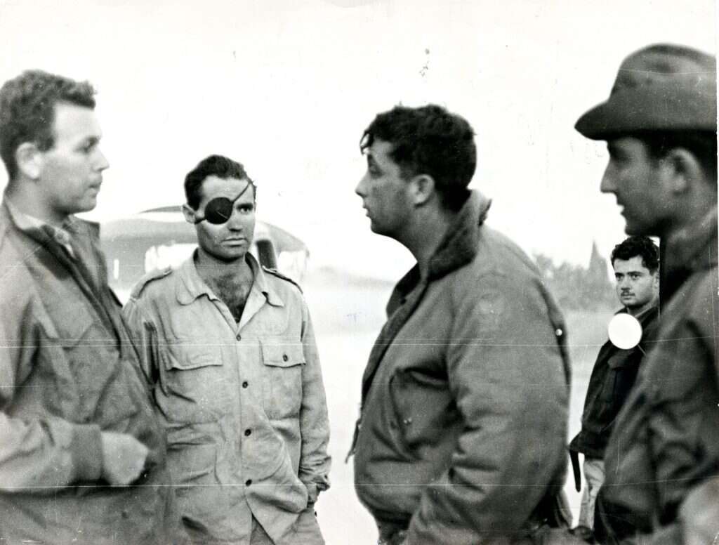 "לא גבורה מיוחדת". אריאל שרון, אפרים מרכוס ומוטה גור במבצע שומרון ("פעולת קלקיליה"), 1956. | עיתון במחנה