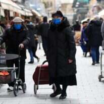 קונים בשוק בתקופת הקורונה. למצולמים אין קשר לכתבה. | AFP