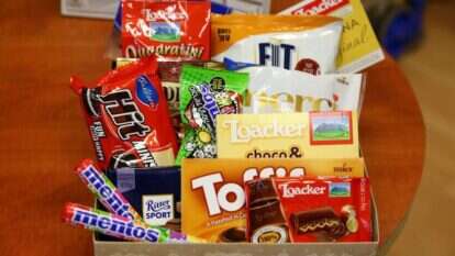 לא מכניסים אויבים הביתה. | לירון מולדבן