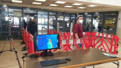 בדיקה תרמית בכניסה לבית החולים. | שערי צדק בדיקה תרמית בכניסה לבית החולים. | שערי צדק