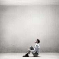 תקוע לבד בחדר כבר שנים. | שאטרסטוק