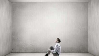 תקוע לבד בחדר כבר שנים. | שאטרסטוק