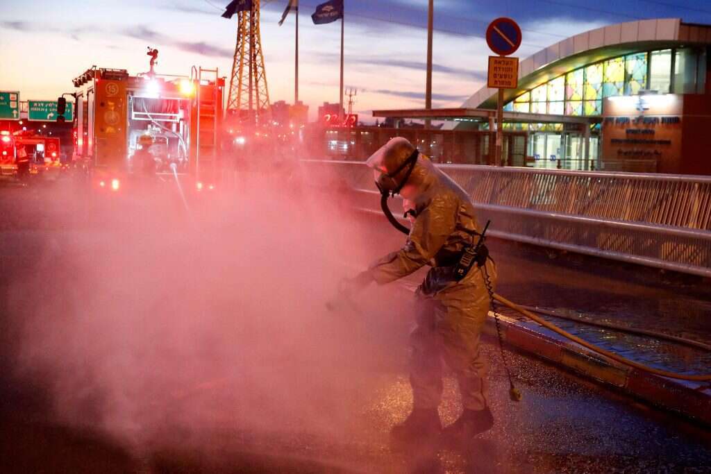 חיטוי רחוב בראשון לציון. | AFP
