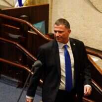 יו"ר הכנסת יולי אדלשטיין עולה לשאת נאום התפטרות. | דוברות הכנסת עדינה ולמן