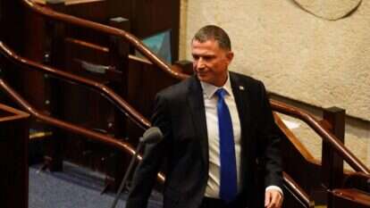 יו"ר הכנסת יולי אדלשטיין עולה לשאת נאום התפטרות. | דוברות הכנסת עדינה ולמן