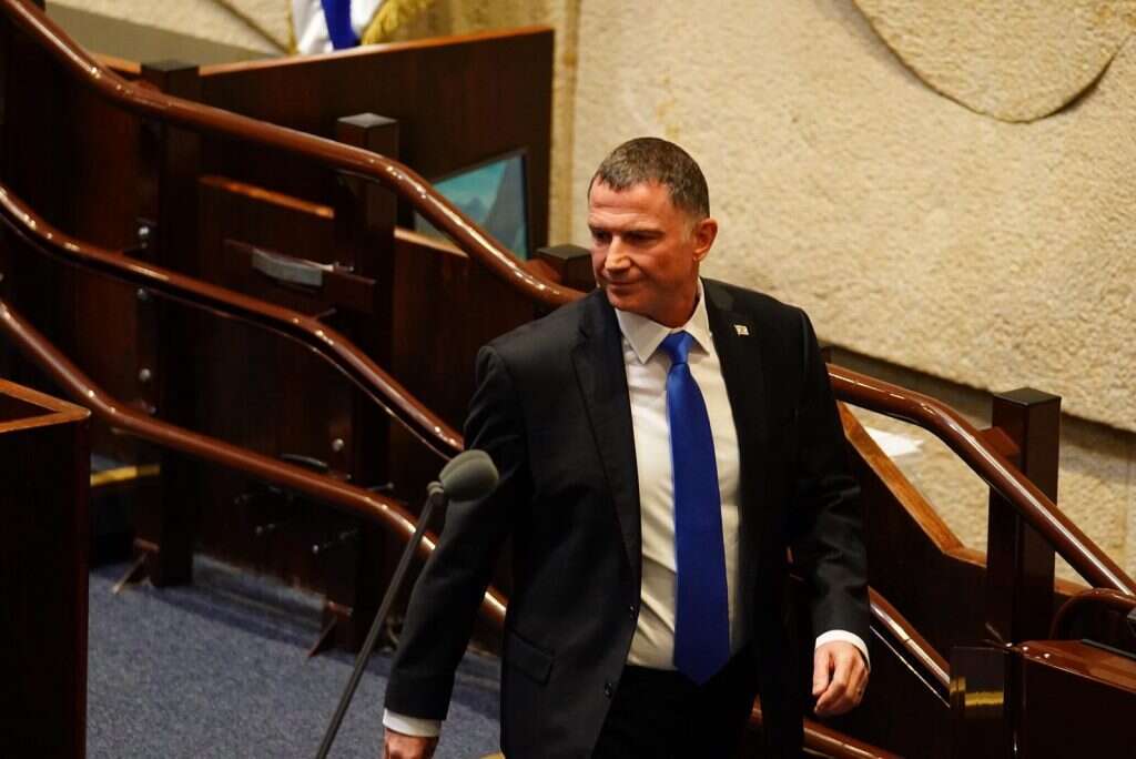 יו"ר הכנסת יולי אדלשטיין עולה לשאת נאום התפטרות. | דוברות הכנסת עדינה ולמן