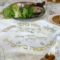 שולחן ליל הסדר. | מרים צחי