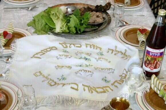 שולחן ליל הסדר. | מרים צחי