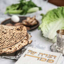 שולחן הסדר. | שאטרסטוק