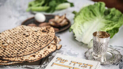 שולחן הסדר. | שאטרסטוק