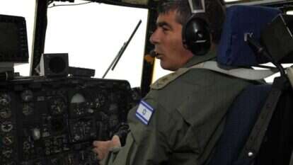 "ההגדרה שלי הייתה להרוג את הכור בלי להידרדר למלחמה, אבל אם נידרדר למלחמה – להיות מסוגלים לנצח אותה". הרמטכ"ל לשעבר גבי אשכנזי בביקור פרידה בחיל האוויר. | דובר צה"ל