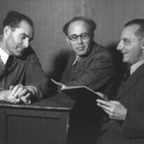 היה בעצמו איש אשכולות: ילד פלא מוסיקאי, משפטן, מלחין, מחזאי, פובליציסט ועורך. מקס ברוד (מימי), ברוך צ'מרינסקי (הבימה) וצבי פרידלנד, 1942. | זלוטן קלוגר, לע"מ