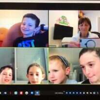 בכך נפתחה עונת האהבה המקוונת. שיחת וידאו עם הנכדים. | באדיבות: ציפי קורן