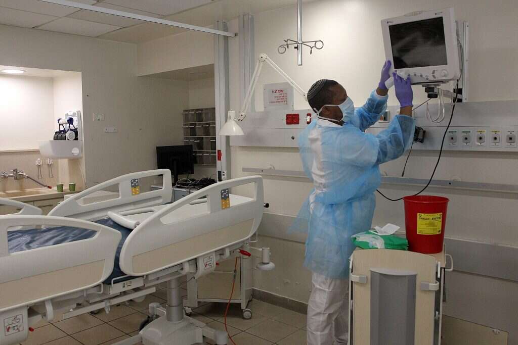 בתרחיש הלא קיצוני יהיו בישראל 3 מיליוני חולים. מחלקה של חולי קורונה באיכילוב. | קוקו