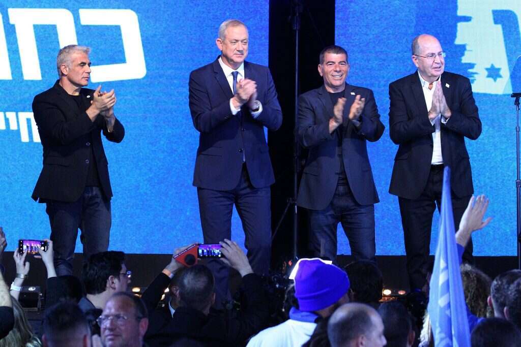 ראשי כחול לבן בימים אופטימיים יותר. | קוקו