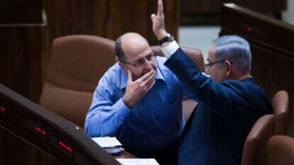 נתניהו ויעלון במליאת הכנסת, אכיון. | יונתן זינדל, פלאש 90 נתניהו ויעלון במליאת הכנסת, אכיון. | יונתן זינדל, פלאש 90