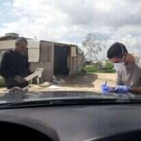 עובדי הרשות להסדרת התיישבות הבדואים בנגב מחלקים חומרי הסברה בפזורה. | הרשות לפיתוח והתיישבות הבדואים בנגב