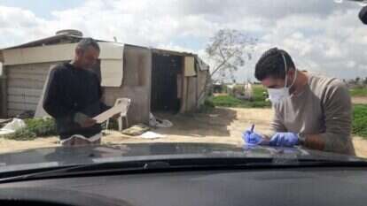 עובדי הרשות להסדרת התיישבות הבדואים בנגב מחלקים חומרי הסברה בפזורה. | הרשות לפיתוח והתיישבות הבדואים בנגב