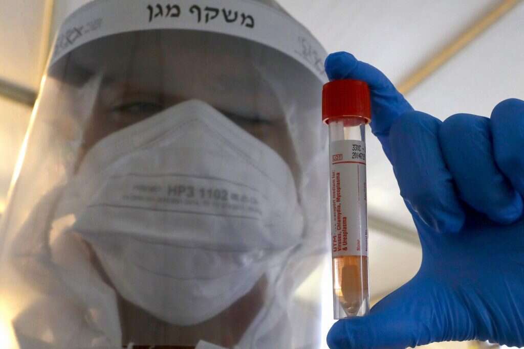 דגימה במתחם הבדק וסע של מד"א. | AFP