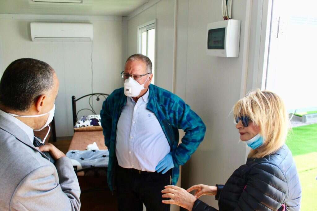 מתאמת הבריאות במנהל האזרחי, דליה בסה, ומנהל המרכז הישראלי לרפואת אסונות וסיוע הומניטרי בביה"ח שיבא, פרופ' אלחנן בר-און, בהדרכה לצוותי רפואה פלסטינים. | דוברות מתפ"ש