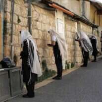 מניין בימי קורונה, על פי הנחיות משרד הבריאות. | AFP