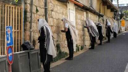 מניין בימי קורונה, על פי הנחיות משרד הבריאות. | AFP