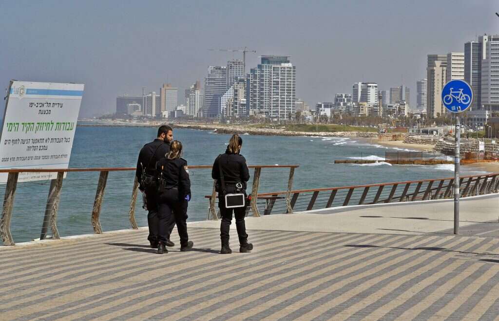 שוטרים בסיור בתל אביב מוודאים שההנחיות נשמרות. | AFP
