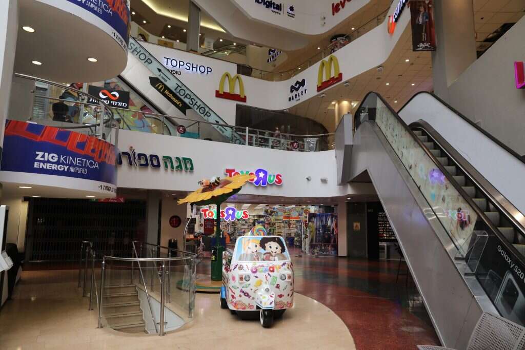 קניון דיזינגוף סנטר סגור בעקבות הנחיות הקורונה. | EPA